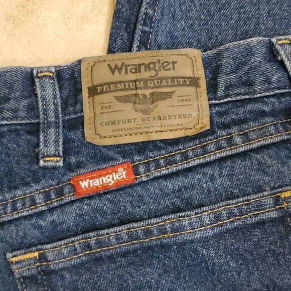 Men's Wrangler relaxed medium wash jeans - Picture 4 of 7